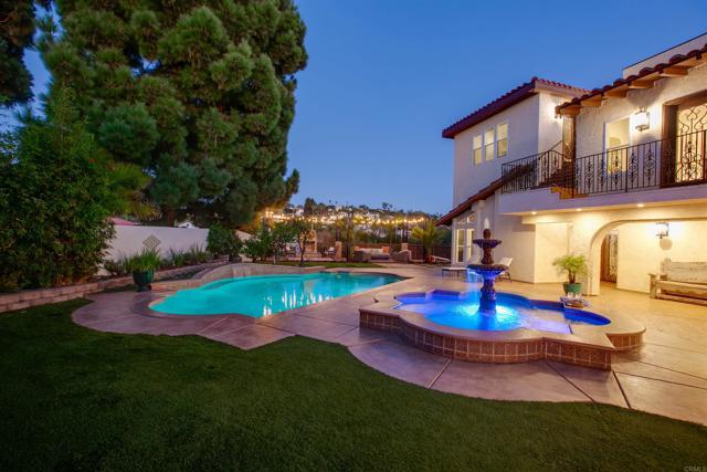 6817 Vianda Ct Court, Carlsbad CA: https://media.crmls.org/mediaz/bf8388e7-5393-4ded-bb09-e9f96dbf79f6.jpg