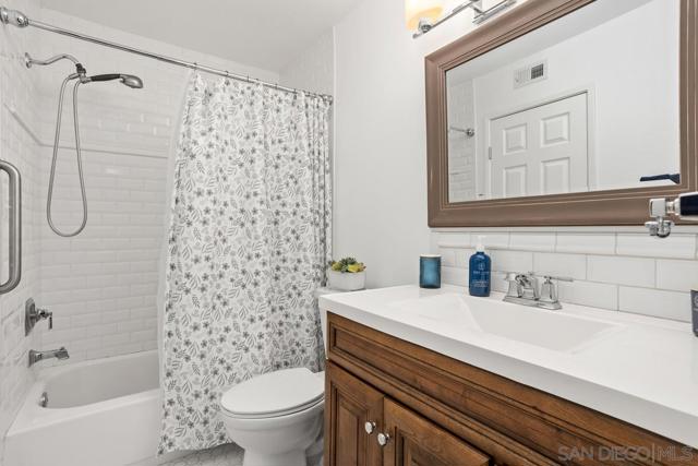 545 Shady Brook Pl, Escondido CA: https://media.crmls.org/mediaz/bf8503d4-9be6-4c67-b41b-531646450fd2.jpg