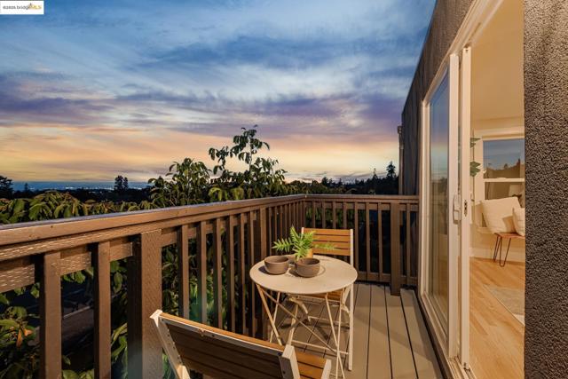 4015 Rhoda Ave, Oakland CA: https://media.crmls.org/mediaz/bf855293-e74f-415e-8ff9-713026124d67.jpg
