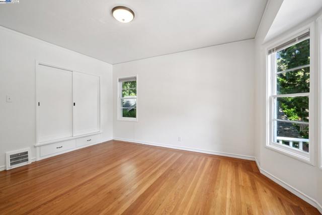 1658 Gouldin Rd, Oakland CA: https://media.crmls.org/mediaz/bf8583bc-cf50-4774-a1f3-7bf71aae8ba1.jpg