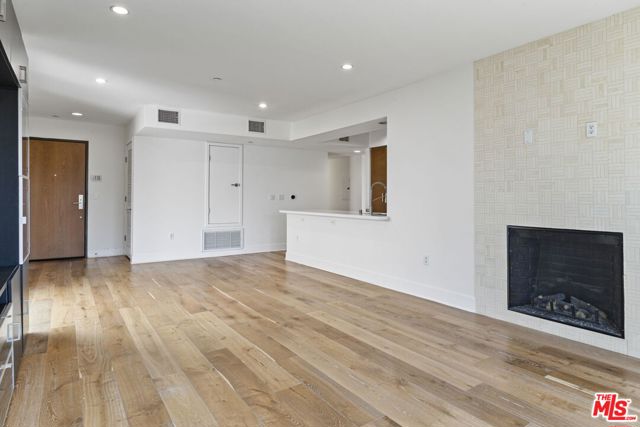 11715 Goshen Avenue, Los Angeles CA: https://media.crmls.org/mediaz/bf859919-3fd2-4209-91d0-9e83e4fe40ab.jpg