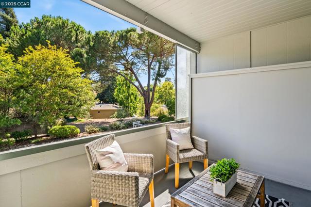 2817 Golden Rain Rd, Walnut Creek CA: https://media.crmls.org/mediaz/bf859c83-fb92-449a-961d-fc6f9148cae0.jpg