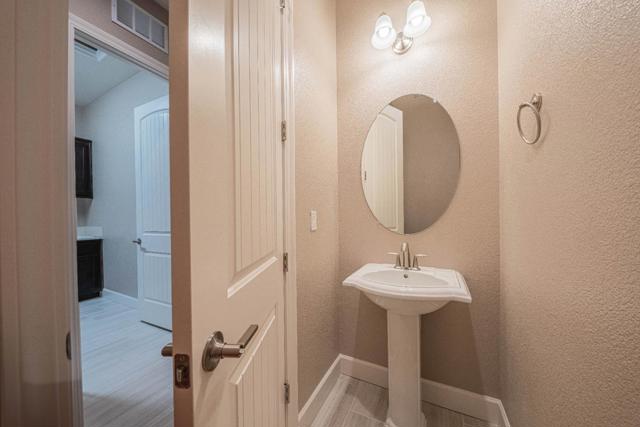 1357 Sunridge Drive, Hollister CA: https://media.crmls.org/mediaz/bf8651b6-195b-4f9b-a393-4f4506c5dfd4.jpg