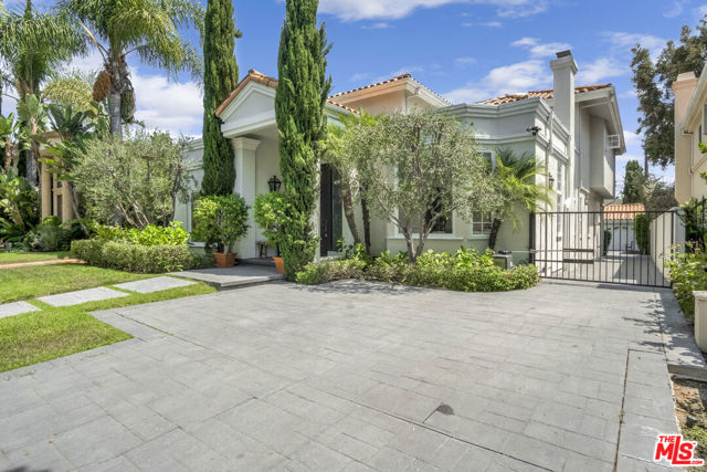 116 N Palm Drive, Beverly Hills CA: https://media.crmls.org/mediaz/bf86d442-4d05-4edf-99e6-29d24635a033.jpg