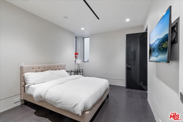 1620 Carla, Beverly Hills CA: https://media.crmls.org/mediaz/bf877006-20ac-41aa-9739-628b41a98a07.jpg