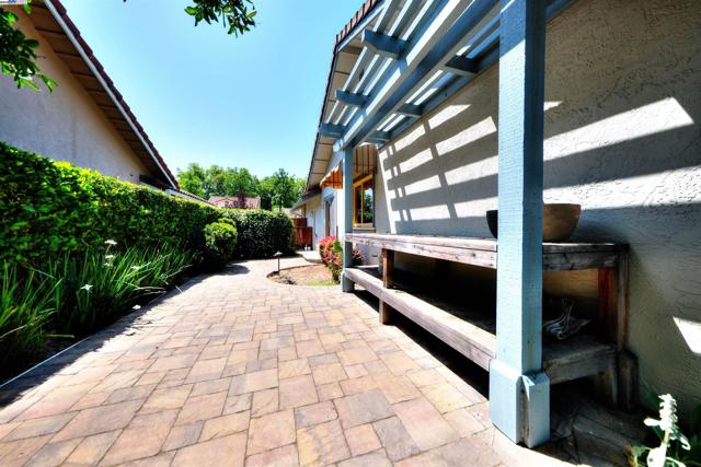 6291 Calle Fuego, Pleasanton CA: https://media.crmls.org/mediaz/bf879caf-34de-4ffe-83d9-5452c4e6b9a2.jpg