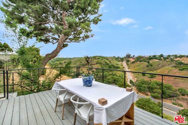 4223 Don Carlos Drive, Los Angeles CA: https://media.crmls.org/mediaz/bf87e547-d6bb-41b2-9c91-6b64e19f5c6f.jpg