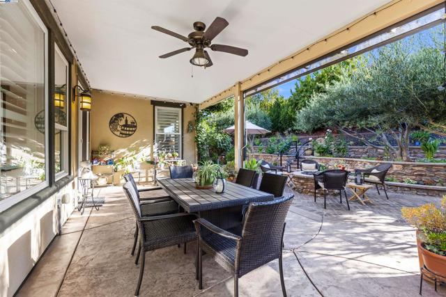 1748 Veneto Ln, Brentwood CA: https://media.crmls.org/mediaz/bf886804-569d-4ec1-9eb1-844ab3efd847.jpg