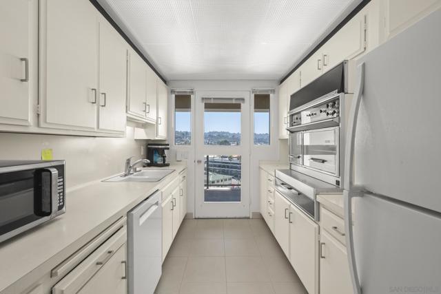939 Coast Blvd, La Jolla CA: https://media.crmls.org/mediaz/bf8892e2-fd1a-46d0-aa28-89b2a84c05f6.jpg