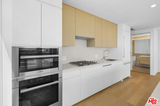 877 Francisco Street, Los Angeles CA: https://media.crmls.org/mediaz/bf896956-dcec-4743-8a36-4f692ee2e218.jpg