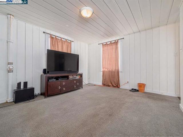 2130 102Nd Ave, Oakland CA: https://media.crmls.org/mediaz/bf899542-9145-48b3-a094-11ff5390f553.jpg