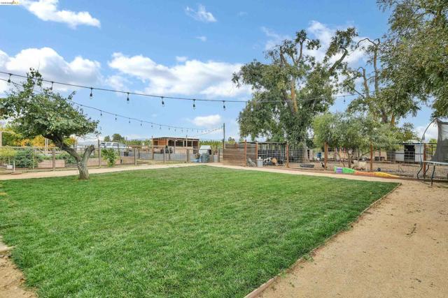 2661 Walnut Blvd, Brentwood (CC) CA: https://media.crmls.org/mediaz/bf89a2b9-95f4-4713-bfc0-aced1f4d7ba8.jpg