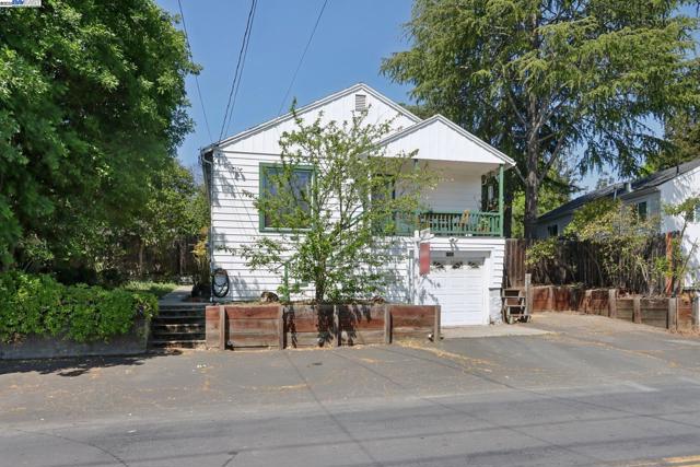1101 Palm Avenue, Martinez CA: https://media.crmls.org/mediaz/bf89b6be-8d42-40ac-84be-0b5bfc548c78.jpg