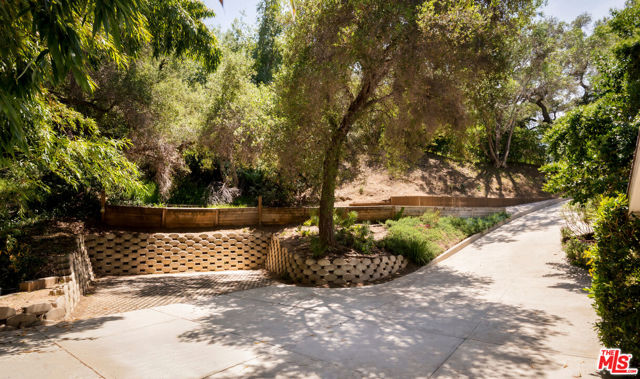 508 GLEN Trail, Topanga CA: https://media.crmls.org/mediaz/bf89c021-3580-4c2d-bcda-64b97dd70af9.jpg