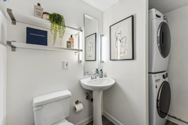 311 4th St, Oakland CA: https://media.crmls.org/mediaz/bf89e514-85bb-495a-8fe9-4fcec4e782a0.jpg