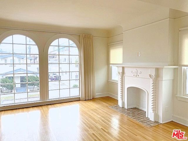 25 Falcon Avenue, Long Beach CA: https://media.crmls.org/mediaz/bf8a0b1a-fa6f-4142-937b-1894b2a3d613.jpg