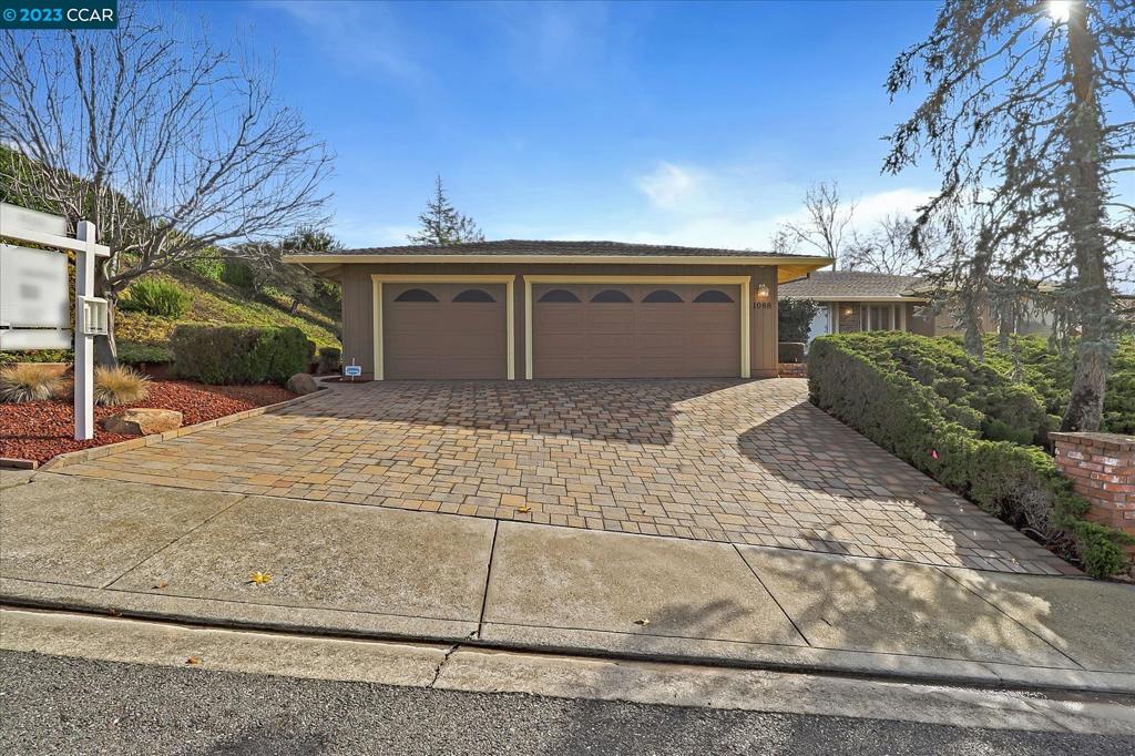 1088 Country Club Dr