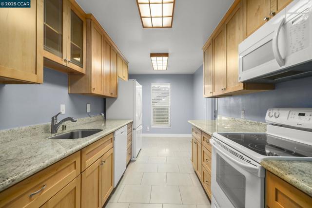 651 Moraga Rd, Moraga CA: https://media.crmls.org/mediaz/bf8aea4a-fd17-4884-aaef-ec131cc00785.jpg