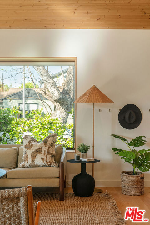 https://media.crmls.org/mediaz/bf8b5e22-bc89-44a1-aa1d-76b6559ad3f8.jpg?preset=X-Large