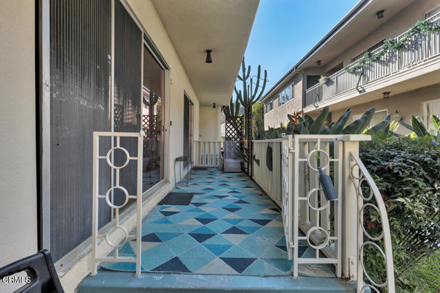 Detail Gallery Image 5 of 33 For 1542 Riverside Dr #C,  Glendale,  CA 91201 - 2 Beds | 2 Baths