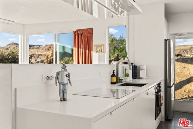 5195 Pioneertown Road, Pioneertown CA: https://media.crmls.org/mediaz/bf8bfa2c-7a5f-4383-b594-5b589fd8db51.jpg