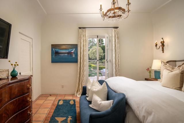 17484 El Vuelo, Rancho Santa Fe CA: https://media.crmls.org/mediaz/bf8d198e-881b-4d63-a578-a9c3c0721eaa.jpg
