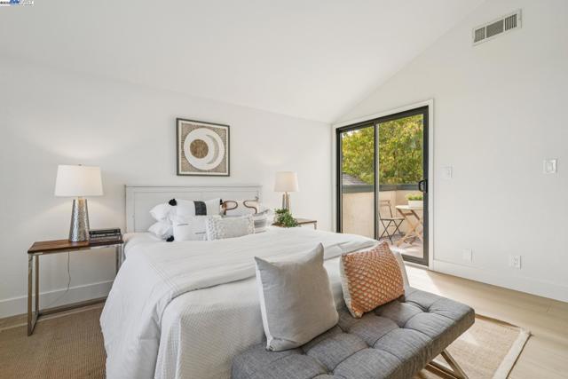 101 Carob Ln, Alameda CA: https://media.crmls.org/mediaz/bf8d37e4-00bd-4bc3-8098-16f09864e5ff.jpg