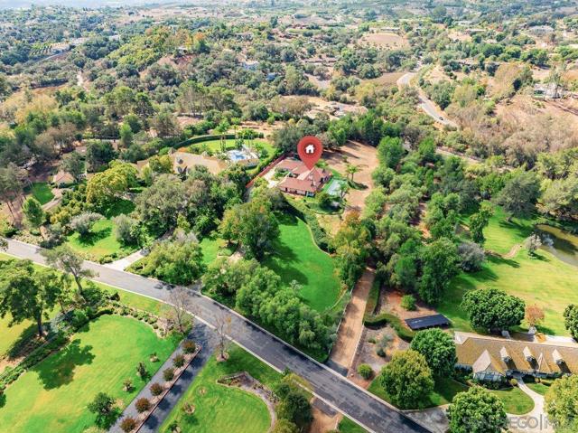 11 Country Glen Rd, Fallbrook CA: https://media.crmls.org/mediaz/bf8da674-ad40-4272-8be3-49a10229250d.jpg