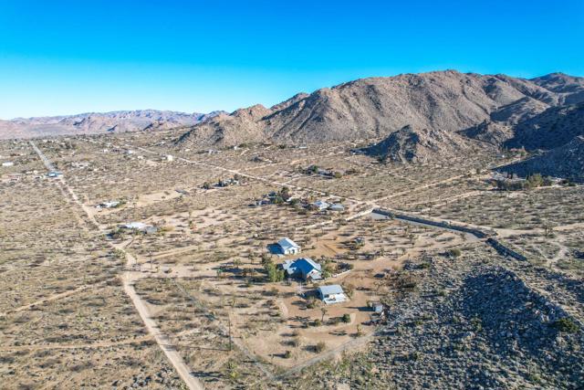 59800 Onaga Trail, Joshua Tree CA: https://media.crmls.org/mediaz/bf8e83d8-bfc1-4d90-a6eb-9070dde271ec.jpg
