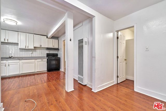 1147 S Mariposa Avenue, Los Angeles CA: https://media.crmls.org/mediaz/bf8e9de7-d1fe-4765-9567-4677256adcf4.jpg