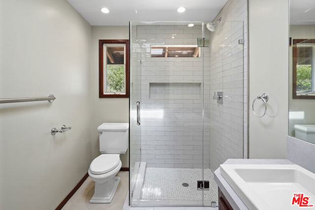 3217 Colony View Circle, Malibu CA: https://media.crmls.org/mediaz/bf8f2a90-5141-46ed-be87-f93a0402794f.jpg