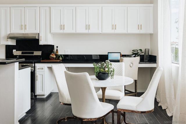 4652 Don Lorenzo Dr, Los Angeles CA: https://media.crmls.org/mediaz/bf8f975f-e259-4210-8c62-ef960075fcd1.jpg