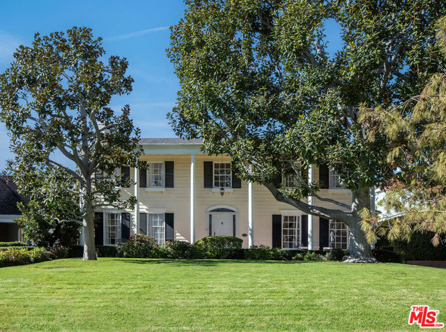 625 N Sierra Drive, Beverly Hills CA: https://media.crmls.org/mediaz/bf9090e3-f9ec-4c2f-8729-0a18f2b0b4cb.jpg