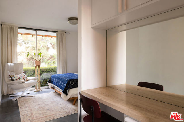 3307 Bonnie Hill Drive, Los Angeles CA: https://media.crmls.org/mediaz/bf909d05-bdb1-4b22-9c39-d45e27e08895.jpg