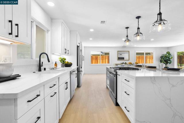 4650 Regina Ln, Concord CA: https://media.crmls.org/mediaz/bf912a29-5eca-44d0-bbee-f68950dc4893.jpg