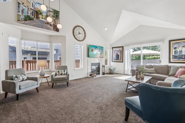 974 Clinton Pl, Pleasanton CA: https://media.crmls.org/mediaz/bf921b82-bdc7-4bff-8efd-b630a5842bee.jpg