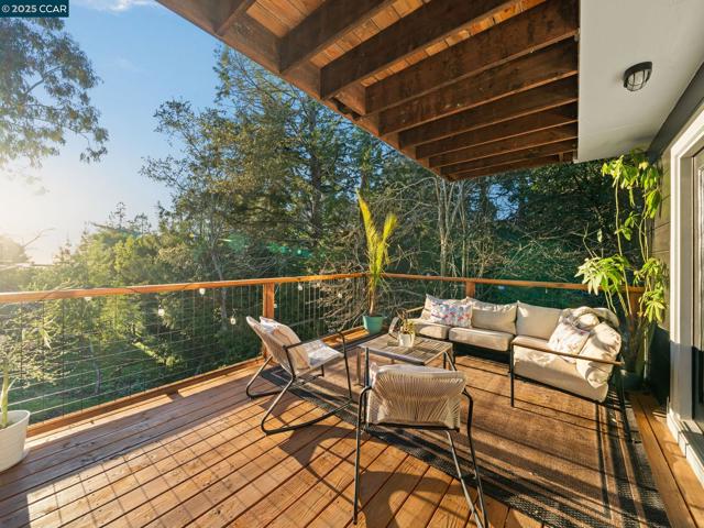 230 Fairlawn Dr, Berkeley CA: https://media.crmls.org/mediaz/bf92cd9c-b831-4034-81cd-f0262efcee9b.jpg