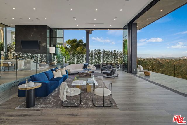 2304 Donella Circle, Los Angeles CA: https://media.crmls.org/mediaz/bf9333c6-c790-4cb2-9c3f-52abe65470fb.jpg