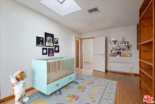 12848 Tiara Street, Valley Village CA: https://media.crmls.org/mediaz/bf933dcd-47cc-4309-a142-ca4d3ff1e528.jpg