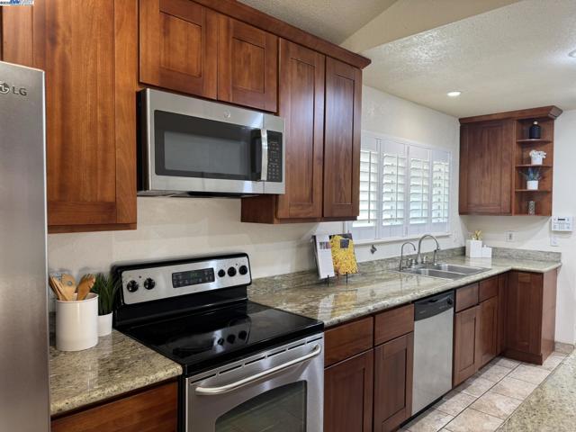 4955 Swindon Pl, Newark CA: https://media.crmls.org/mediaz/bf93f33d-d0df-42af-8970-ece4c7fb941e.jpg