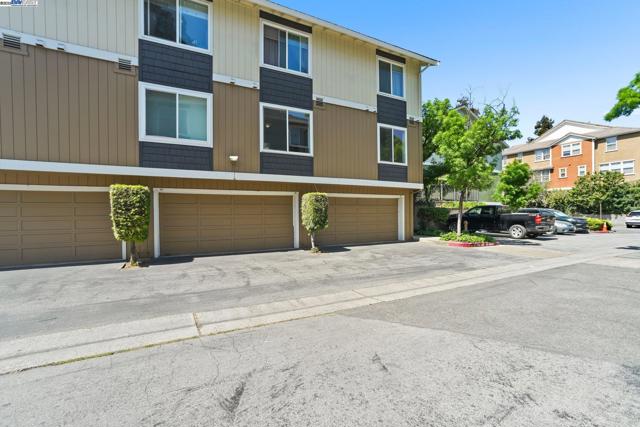 2575 Easton Way, San Jose CA: https://media.crmls.org/mediaz/bf94ecb3-07d4-4611-a22e-7387a6091804.jpg