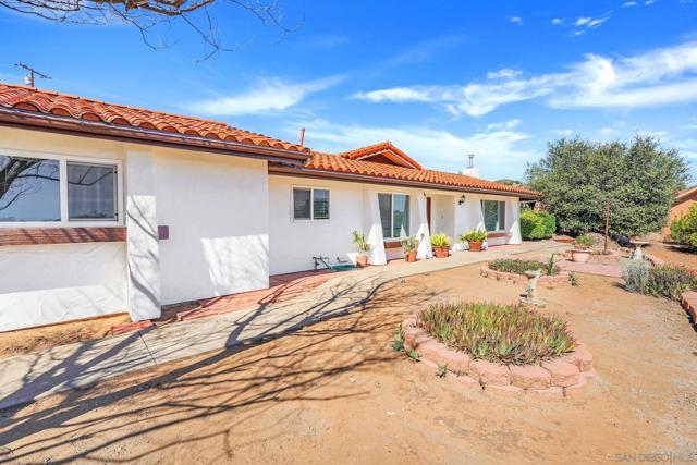 1961 Pine View Rd, Alpine CA: https://media.crmls.org/mediaz/bf976854-0287-4b73-8104-6d34547ee53a.jpg