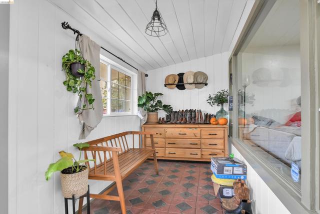 2661 Walnut Blvd, Brentwood (CC) CA: https://media.crmls.org/mediaz/bf976f5f-6942-4289-a7eb-882c9197bf7c.jpg