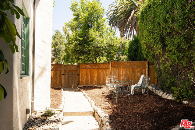 264 Robinson Road, Pasadena CA: https://media.crmls.org/mediaz/bf97bbdc-11d1-4901-a5ac-eb4aeb813aec.jpg