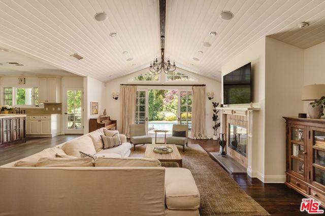 4237 Bluebell Avenue, Studio City CA: https://media.crmls.org/mediaz/bf97dbbe-1776-4bcc-90fd-164cf5675271.jpg