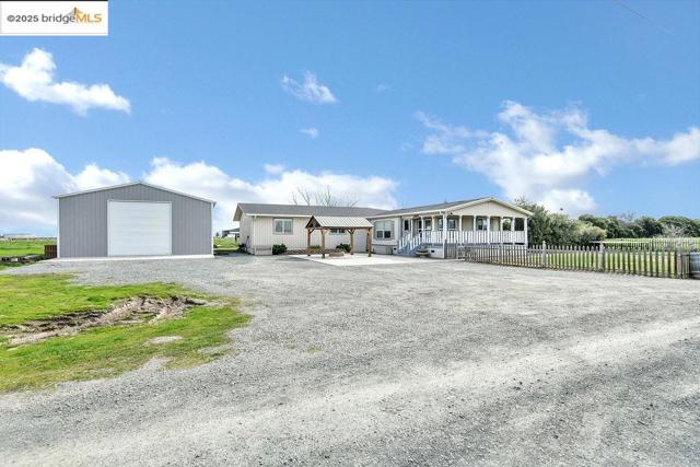 4985 Bixler Road, Byron CA: https://media.crmls.org/mediaz/bf97f590-528d-404d-82ca-70ab9abc2d83.jpg