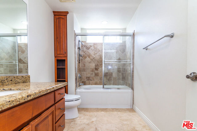 5132 Maplewood Avenue, Los Angeles CA: https://media.crmls.org/mediaz/bf98a257-d6c5-4e1b-906c-9995ed3f44af.jpg