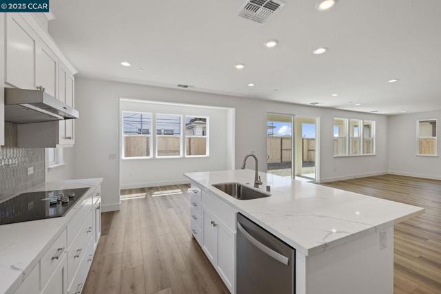 8121 Vessel Way, Sacramento CA: https://media.crmls.org/mediaz/bf98d5a3-a192-4c0a-a1bc-f089f53fc262.jpg