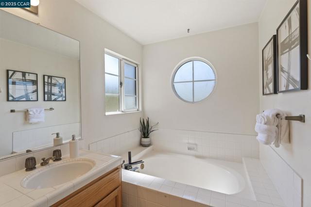 1015 Hidden Oak Ct, Concord CA: https://media.crmls.org/mediaz/bf997517-a5a5-4b12-abab-ff39f6626b34.jpg
