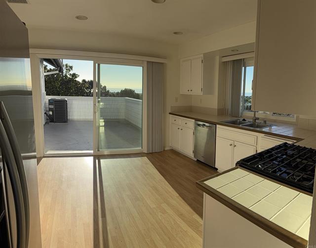 Detail Gallery Image 5 of 20 For 6815 Zinnia Ct, Carlsbad,  CA 92011 - 2 Beds | 2 Baths